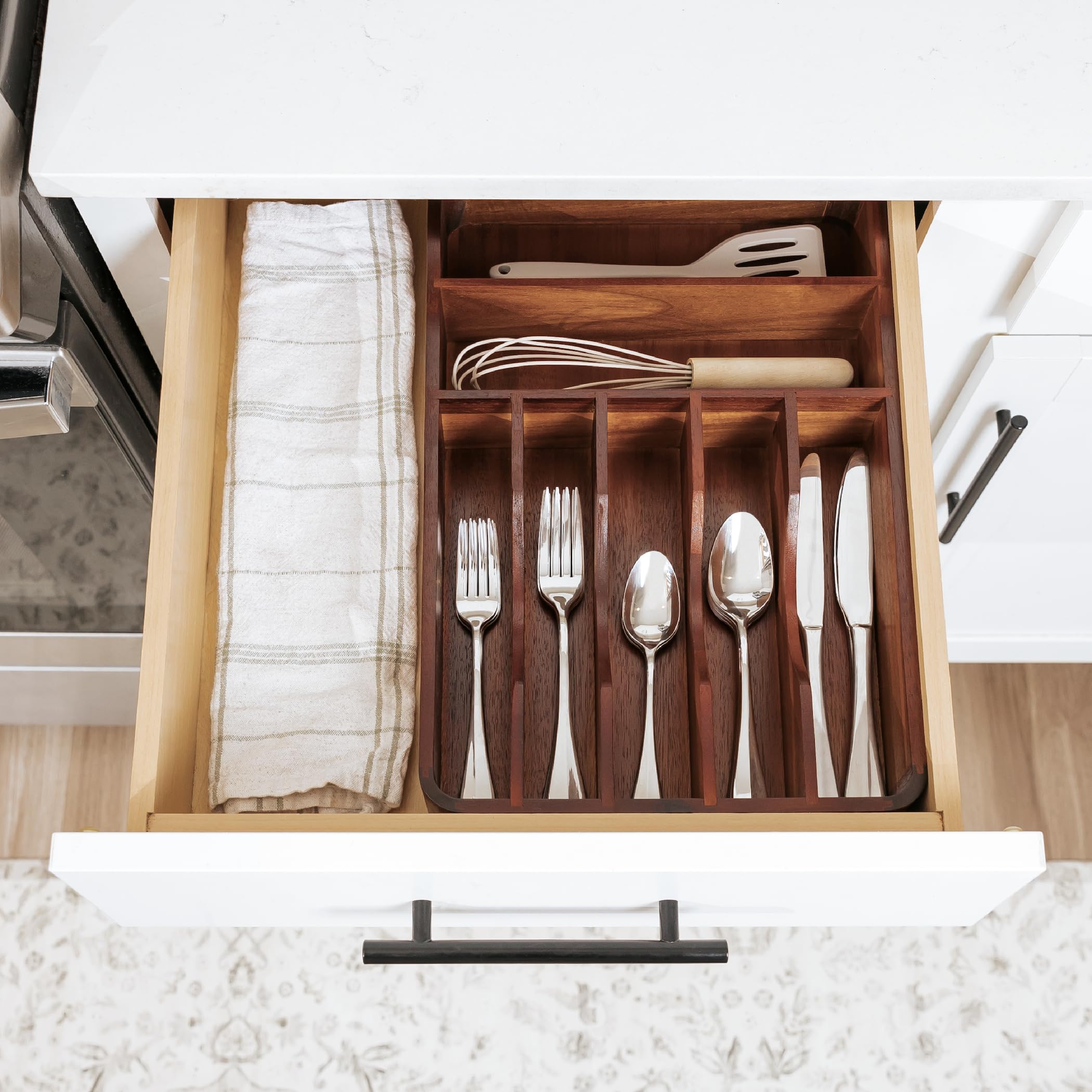 KitchenEdge dans cuisine moderne améliorant organisation et esthétique