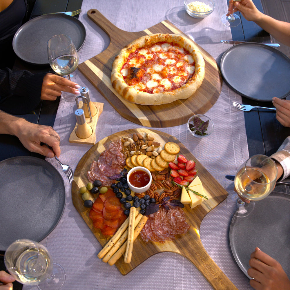 KitchenStar pelle utilisée pour servir une grande pizza chaude