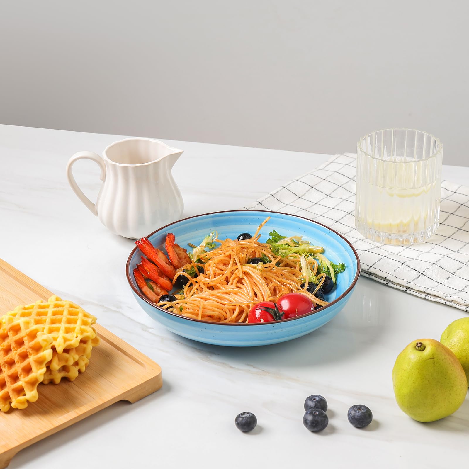 KitchenTour ensemble de six couleurs sur table, apporte ambiance conviviale