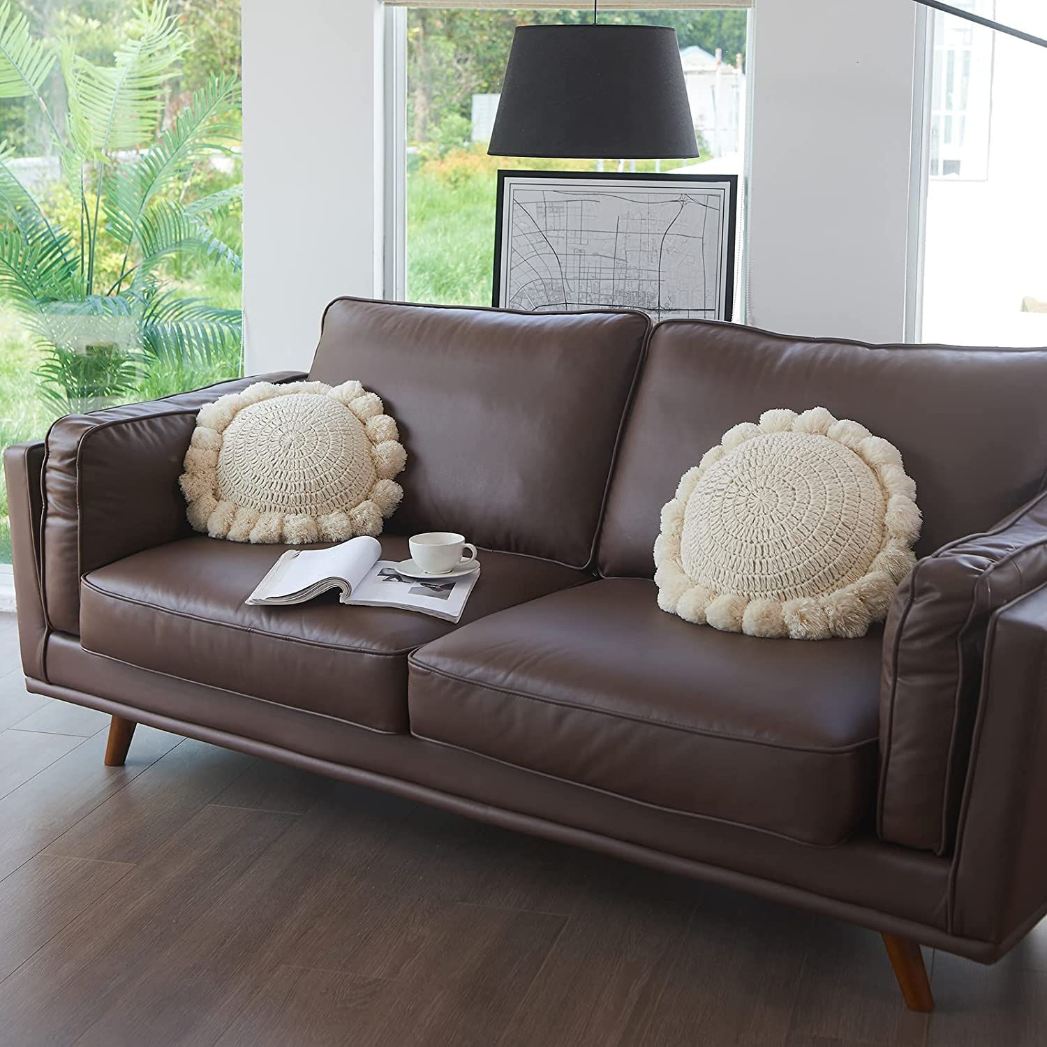 kitletsuit taille du coussin près d'une chaise pour référence d'échelle