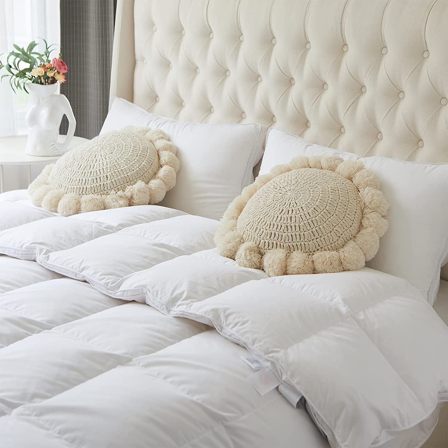 kitletsuit coussin sur canapé beige apportant chaleur et style