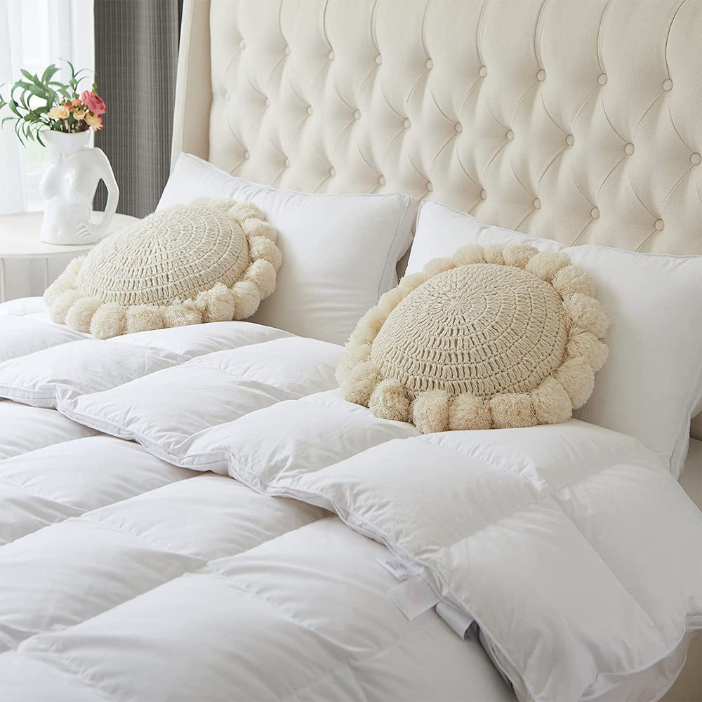 kitletsuit coussin sur canapé beige apportant chaleur et style