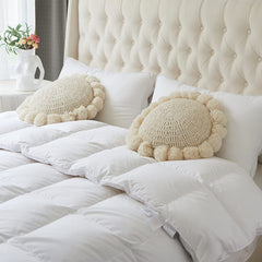 kitletsuit coussin sur canapé beige apportant chaleur et style