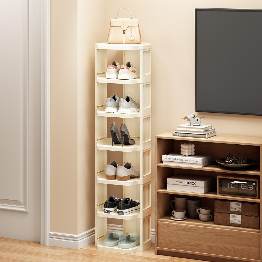 Kitstorack dans une entrée rangée avec sacs et accessoires organisés
