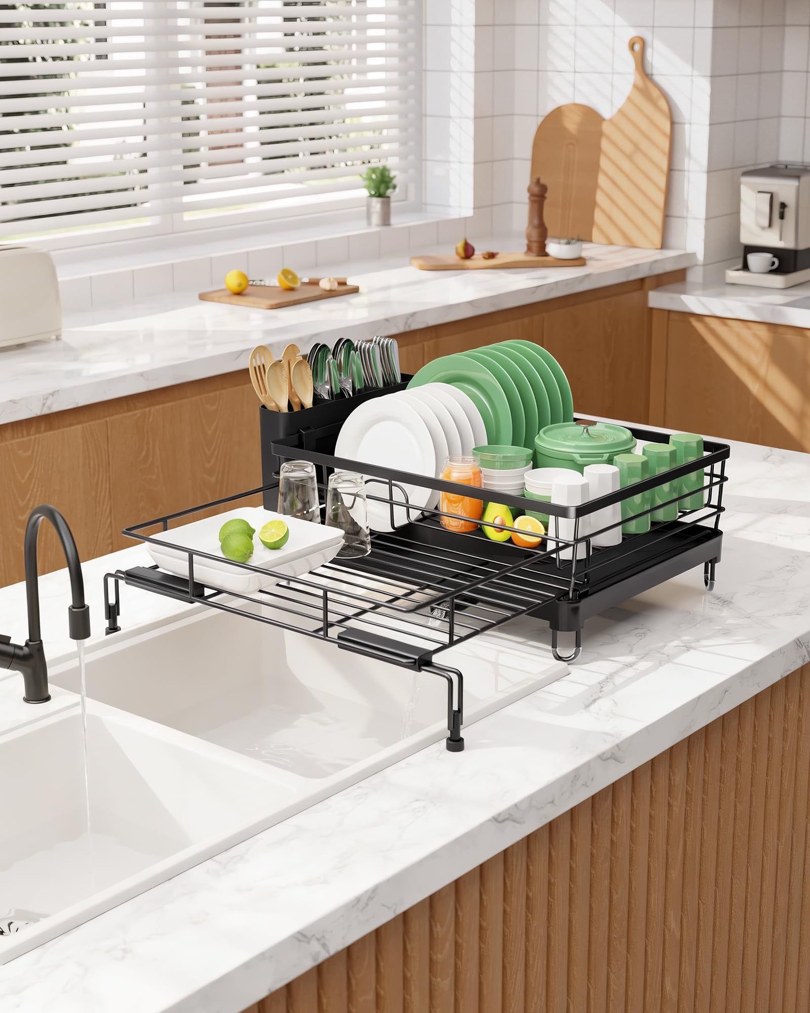 Kitsure dans cuisine noire style moderne pour gain d'espace
