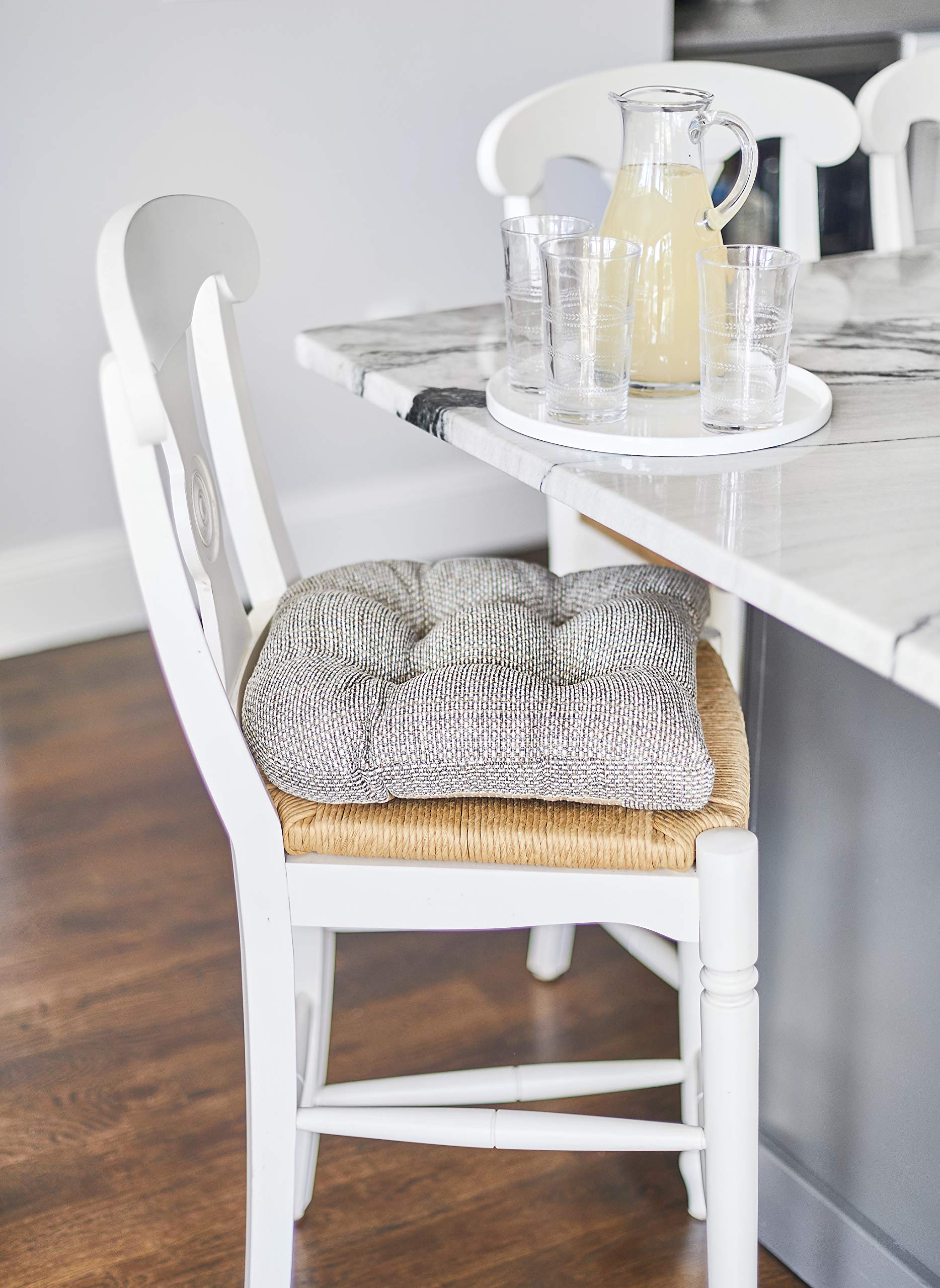 Klear Vu coussin près d'une règle montrant taille exacte et proportions