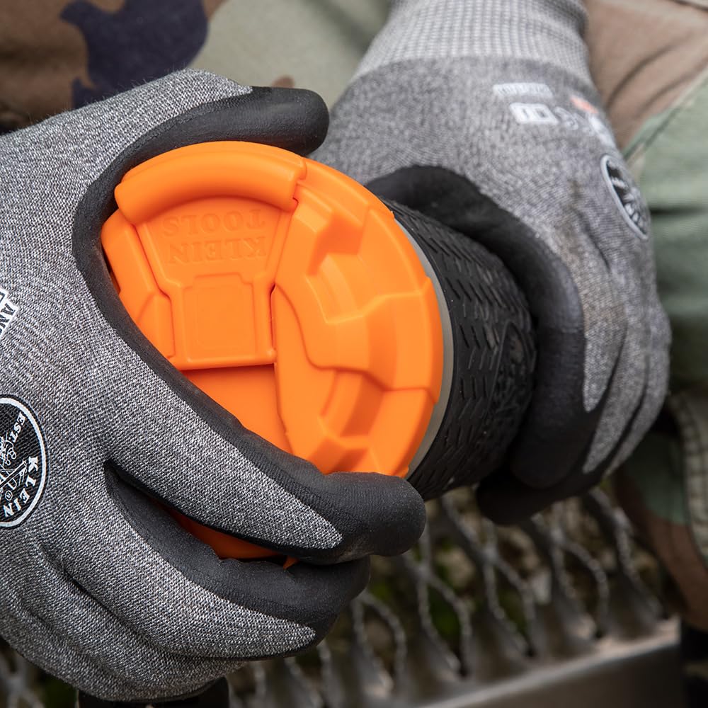 Klein Tools tumbler tenu en main par un travailleur portant des gants épais