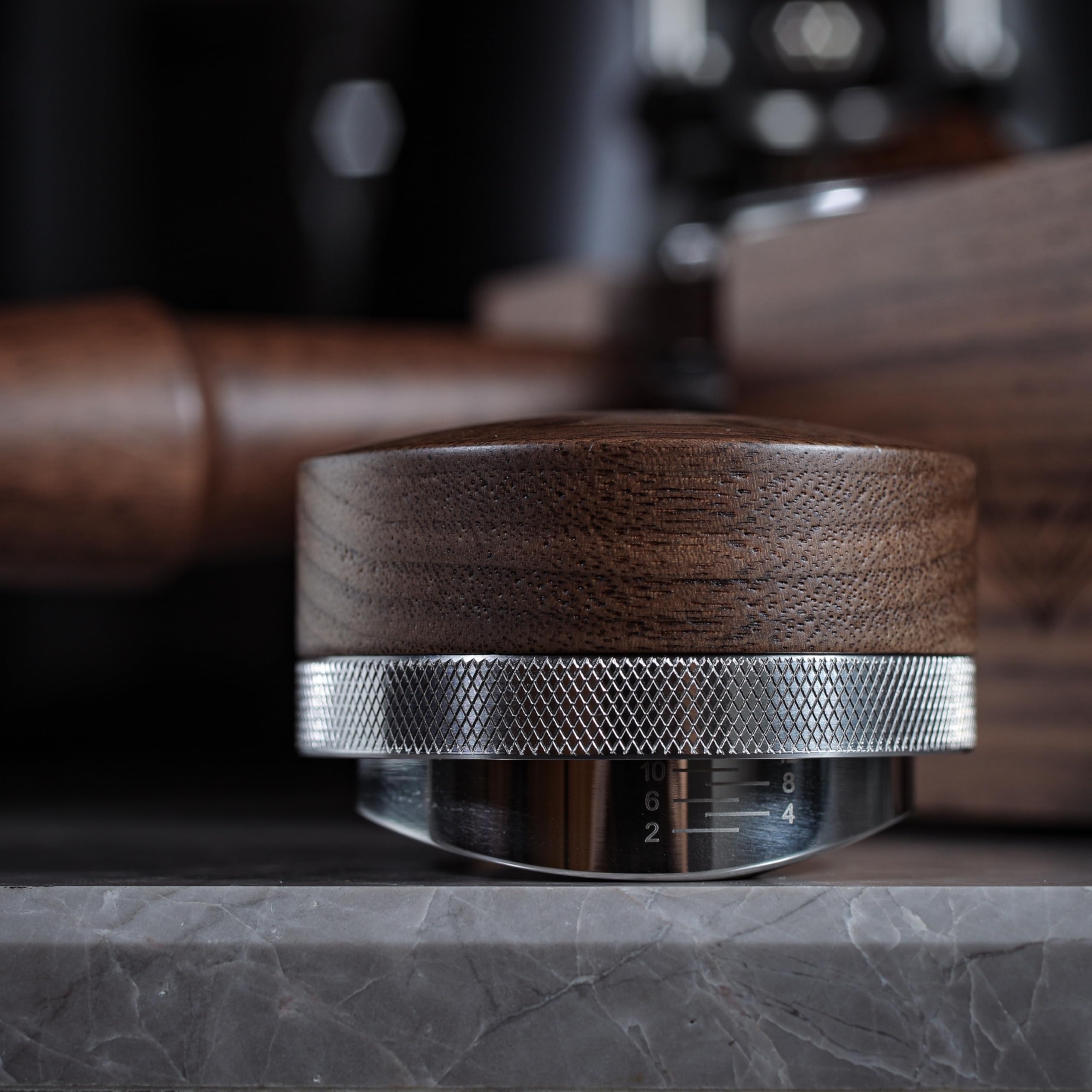 KNODOS comparaison taille à côté d'un porte-filtre Breville 54 mm