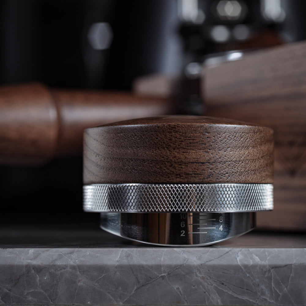 KNODOS comparaison taille à côté d'un porte-filtre Breville 54 mm