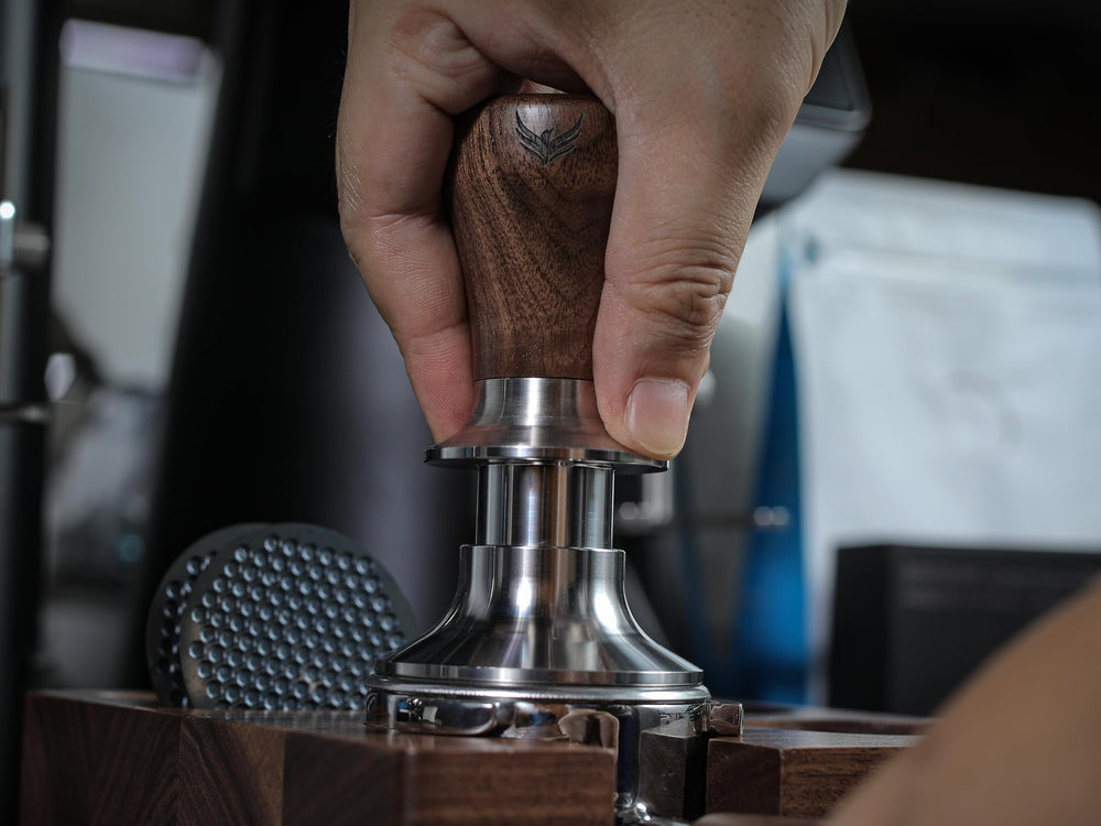 KNODOS tamper comparaison à la main illustrant taille et ergonomie