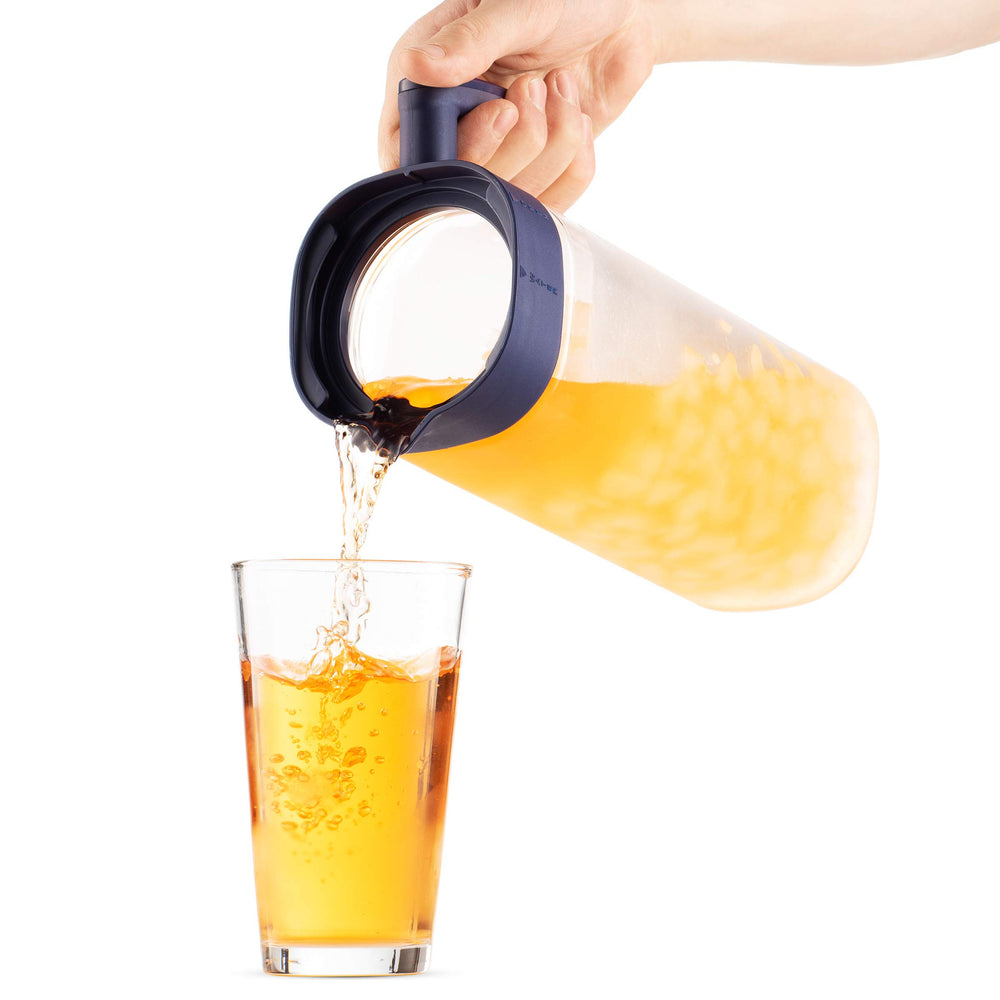 Komax pichet en usage servant thé glacé sans éclaboussures