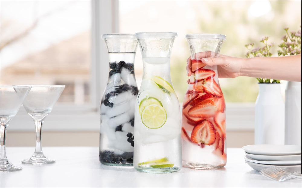 KooK carafe avec couvercle en utilisation, empêche les éclaboussures