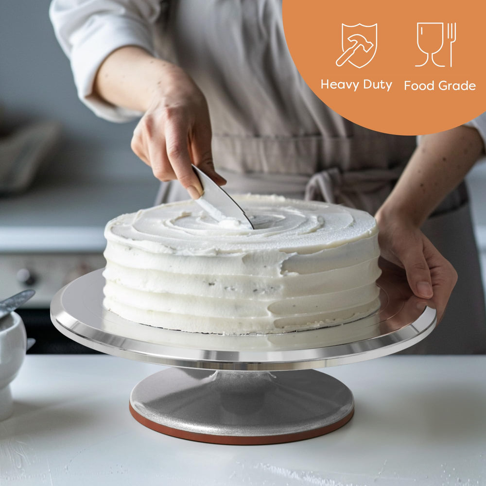 Kootek plateau en usage avec pâtissier appliquant glaçage facilement