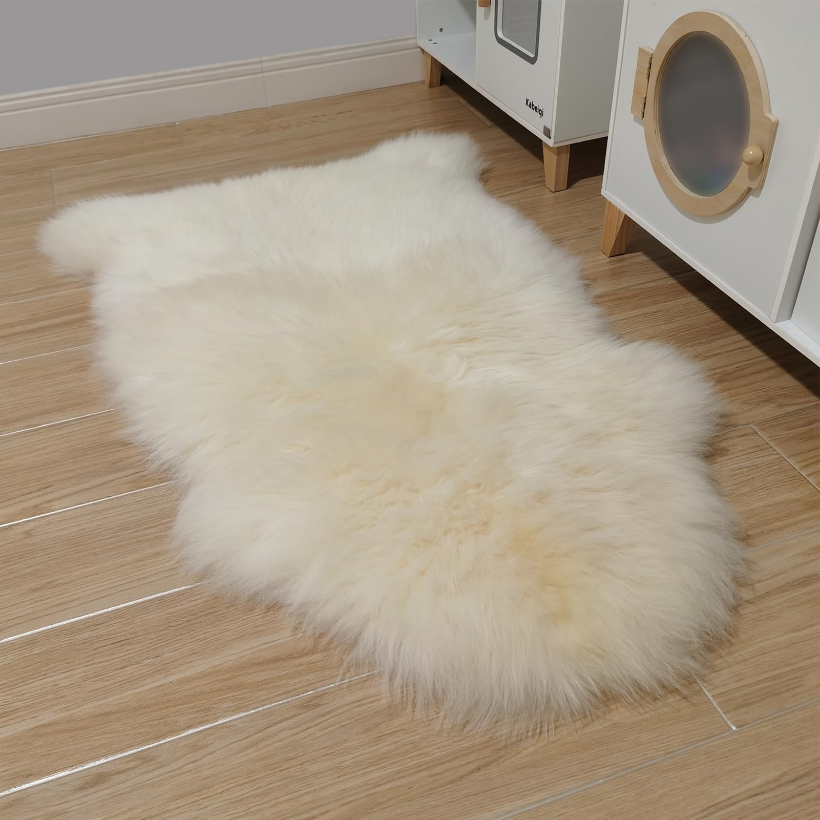 Kopal tapis placé à côté du lit créant chaleur et confort matinal