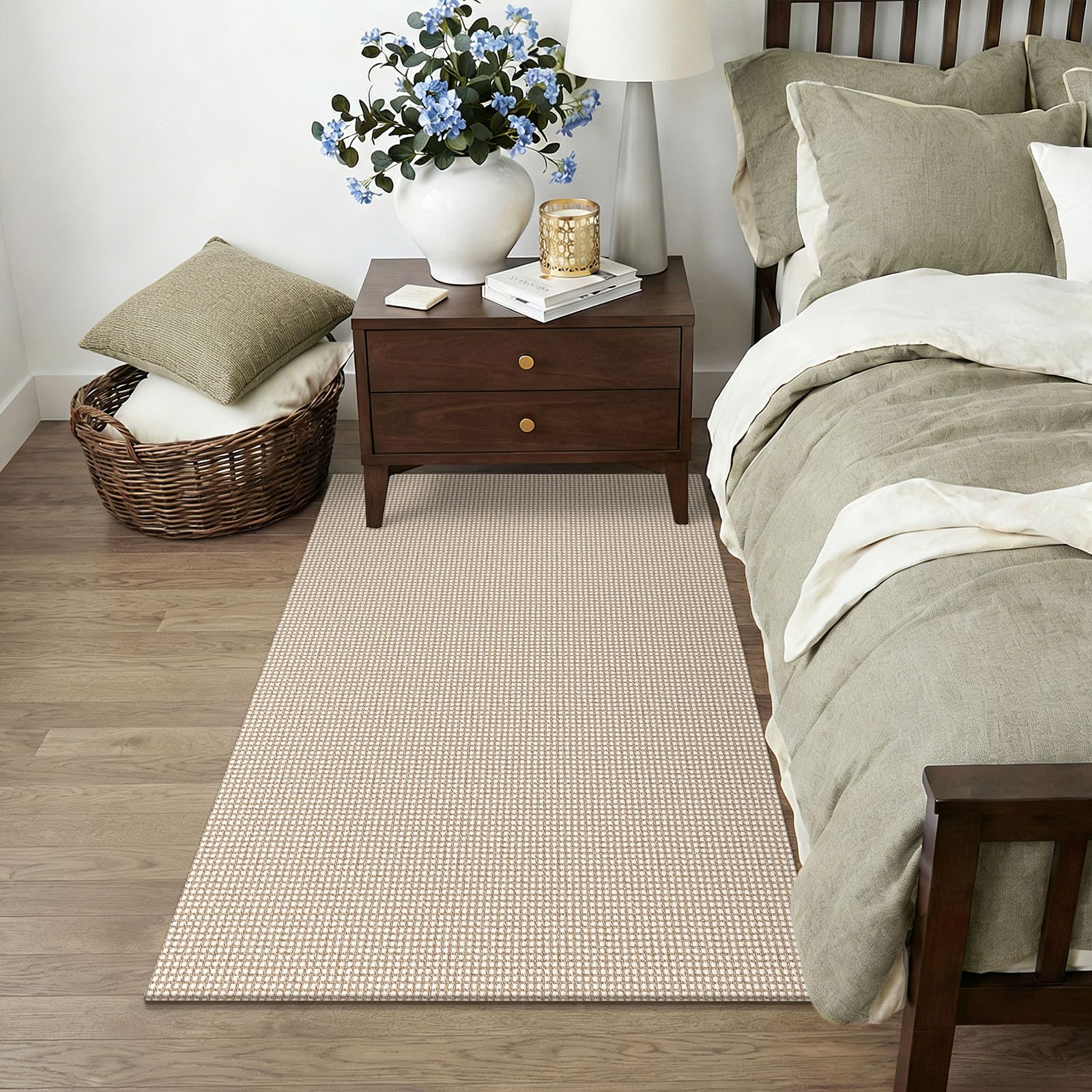 KOZYFLY tapis à côté d'un aspirateur montrant facilité d'entretien et nettoyage rapide