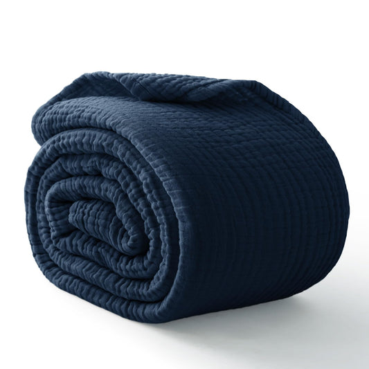 Kozyhvn couverture pliée bleu marine montrant élégance et rangement facile