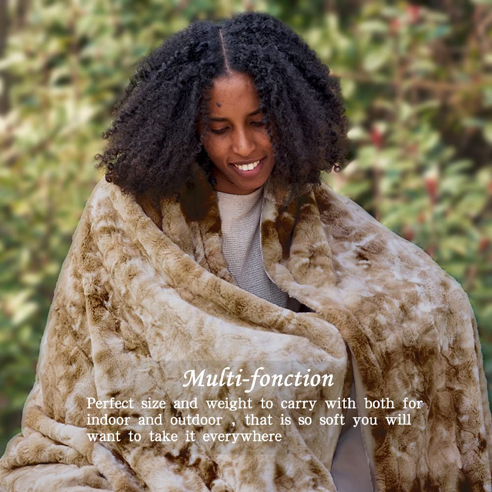 Krifey personne se pelotonnant avec plaid pour moment cocooning