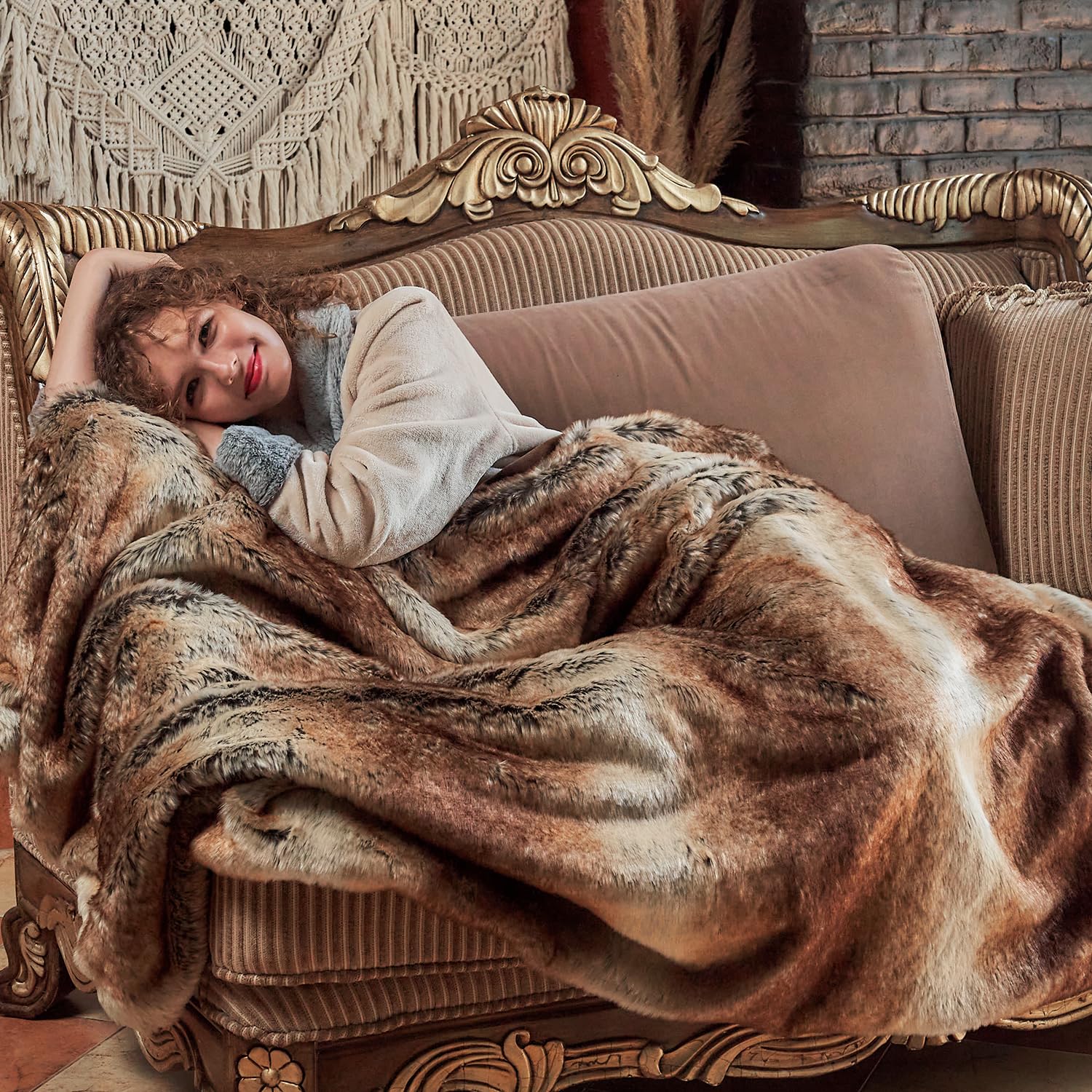 Krifey plaid plié sur meuble montrant design et taille, apporte chaleur décorative