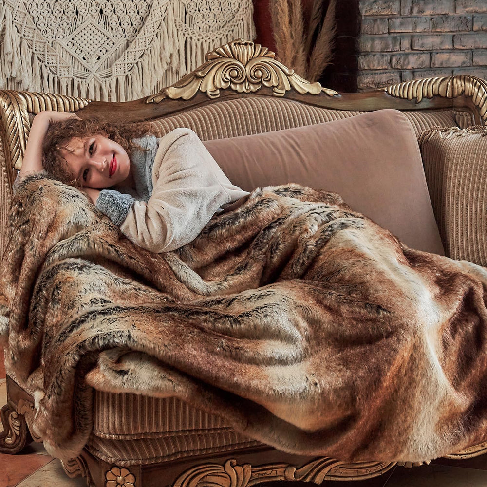 Krifey plaid plié sur meuble montrant design et taille, apporte chaleur décorative