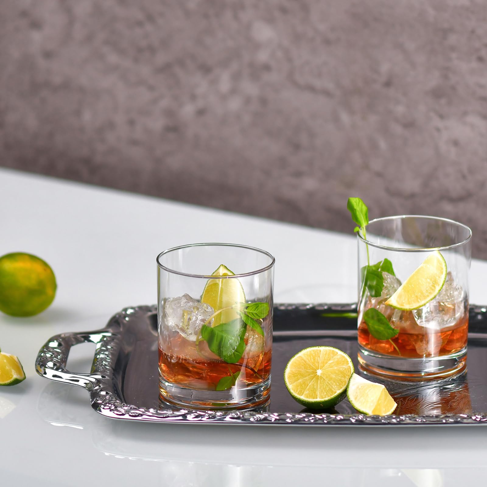 Krosno table dressée avec verres pour une présentation soignée d'événement