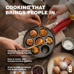KUHA poêle en usage avec aebleskiver dorés illustrant une cuisson uniforme
