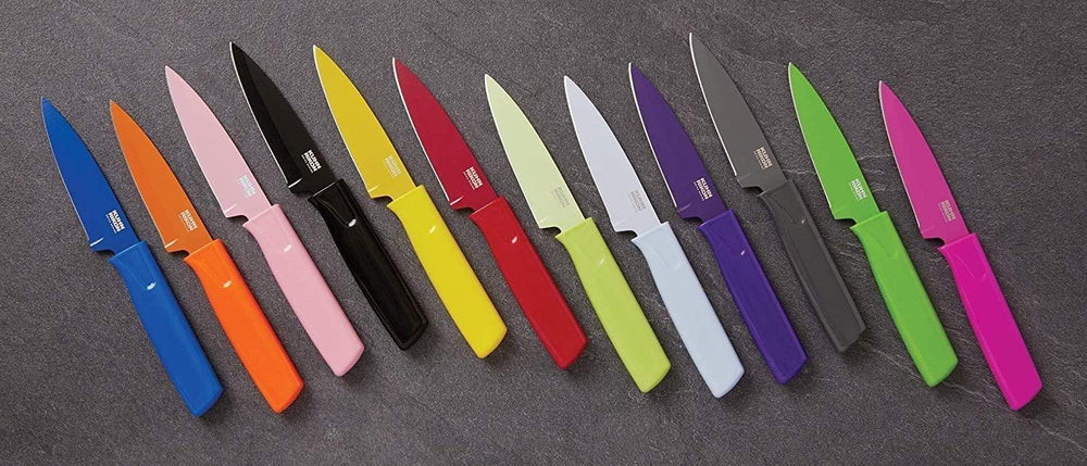 Kuhn Rikon couteau posé dans une cuisine colorée montrant style et praticité