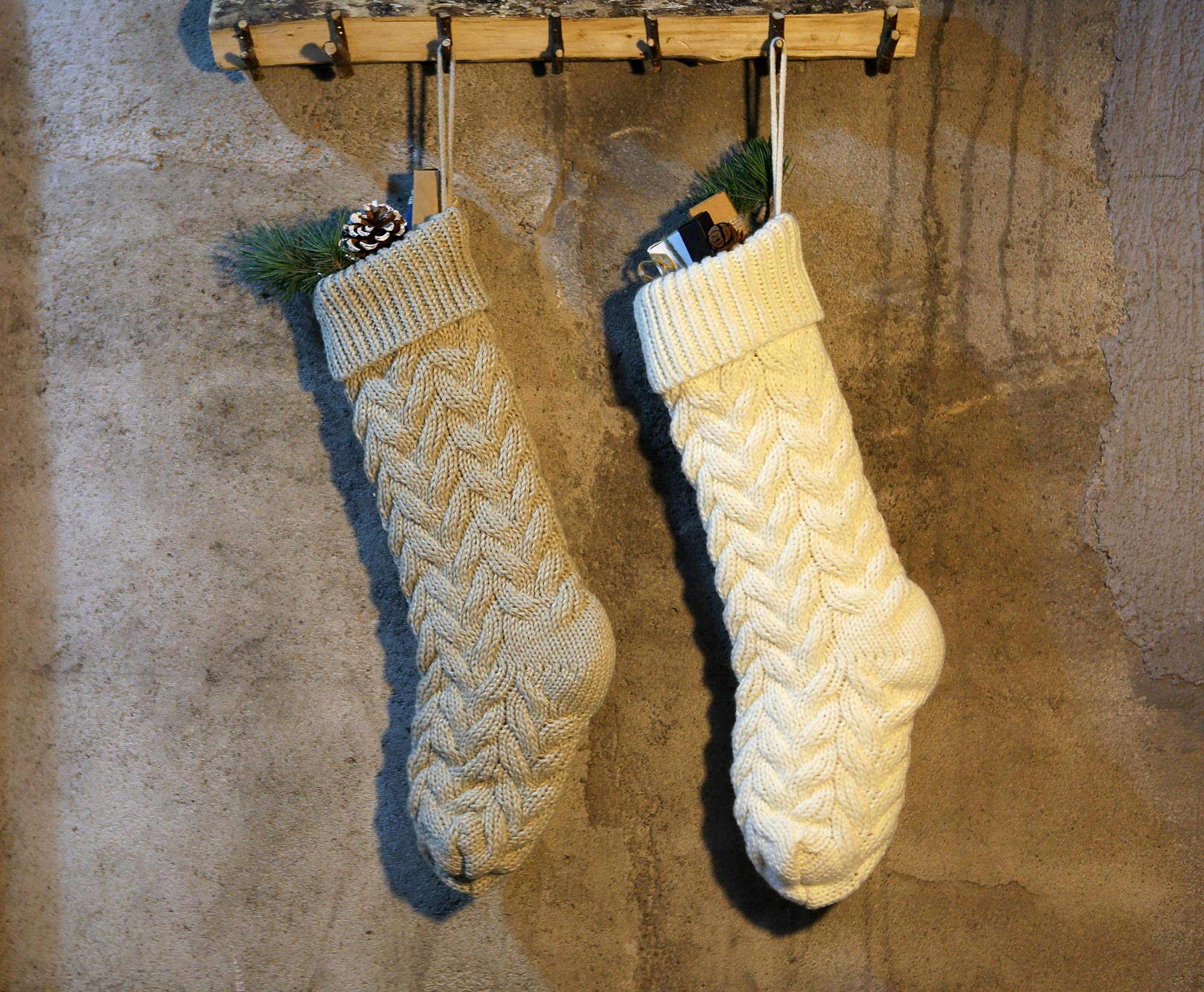 Kunyida chaussette près d'une règle comparant taille 18 pouces pratique