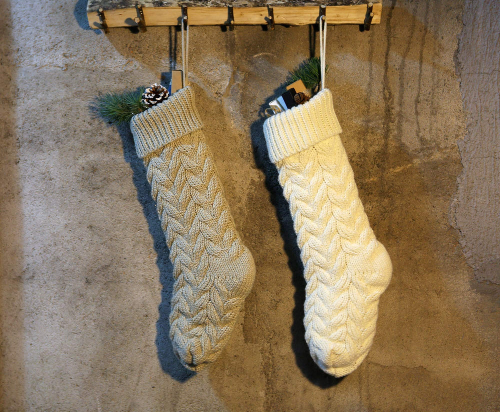 Kunyida chaussette près d'une règle comparant taille 18 pouces pratique