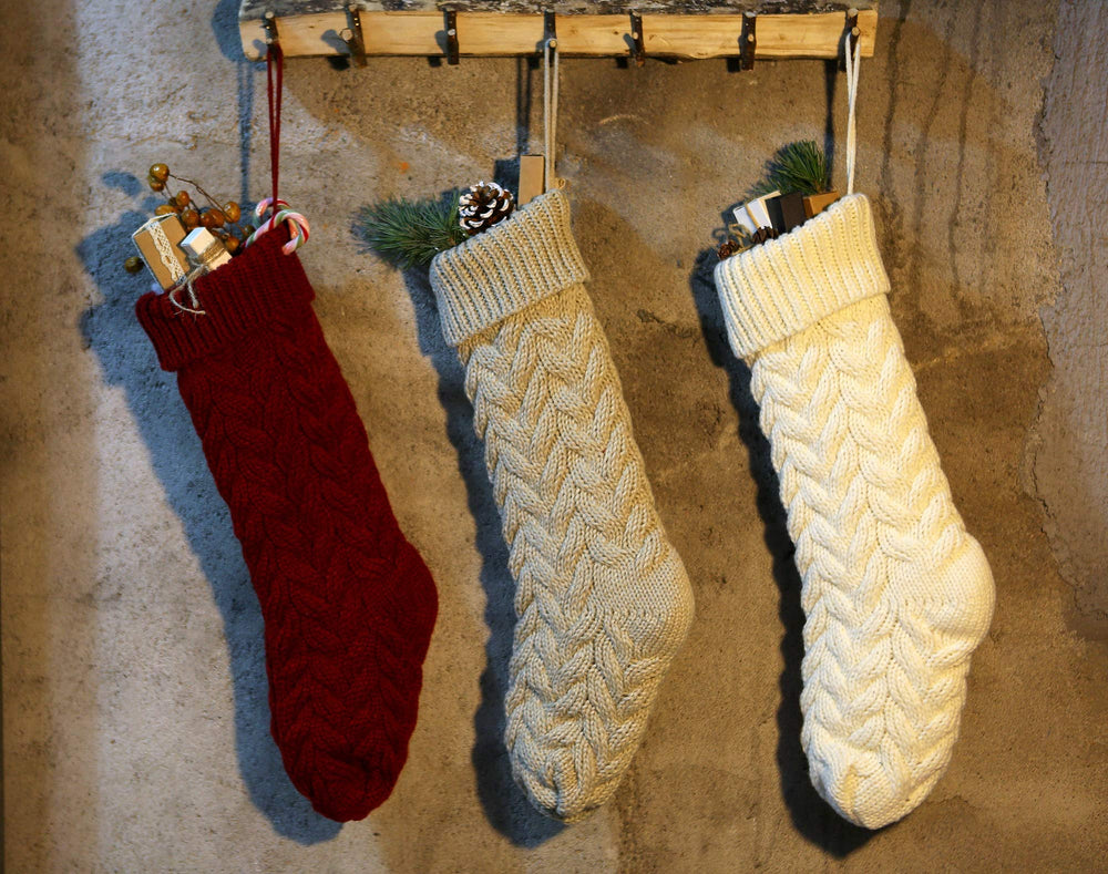 Kunyida six chaussettes suspendues au manteau créant ambiance festive