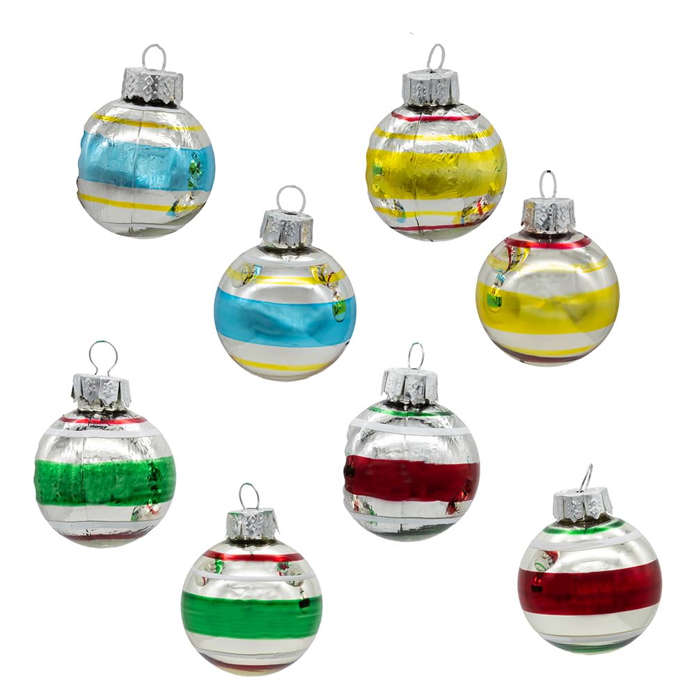 Kurt S. Adler boules accrochées sur un petit sapin offrant un éclat chaleureux