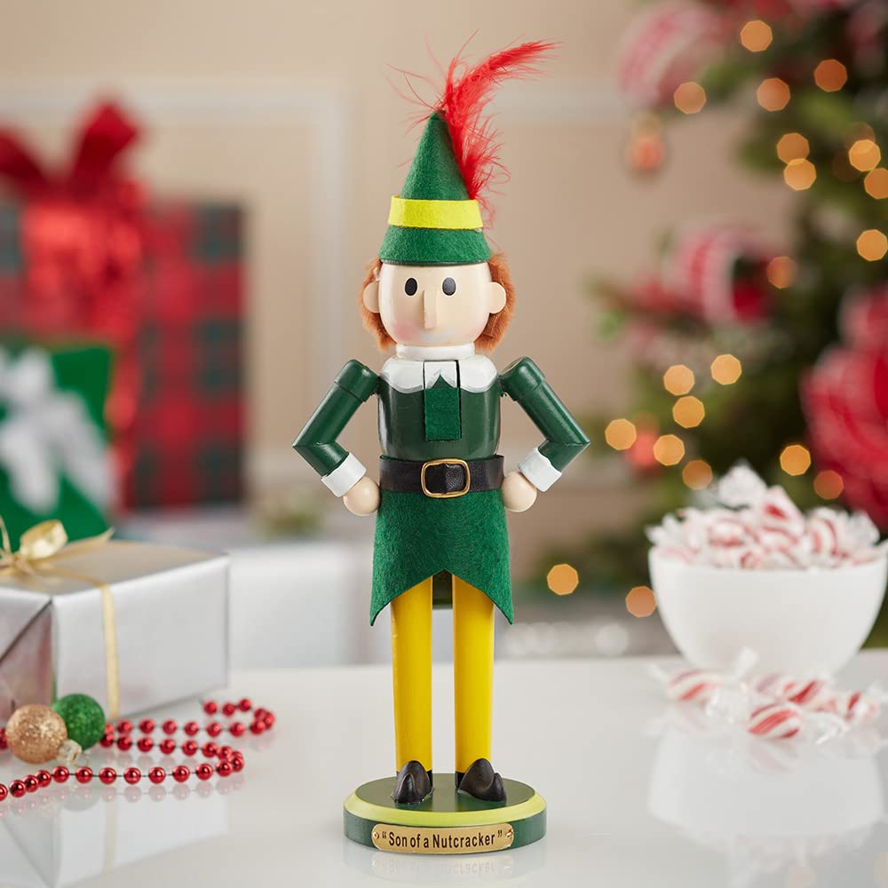 Kurt S. Adler Buddy the Elf posé à côté d’un objet pour comparaison de taille pratique