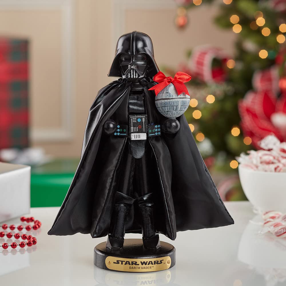 Kurt S. Adler gros plan casque Darth Vader détaillé et net