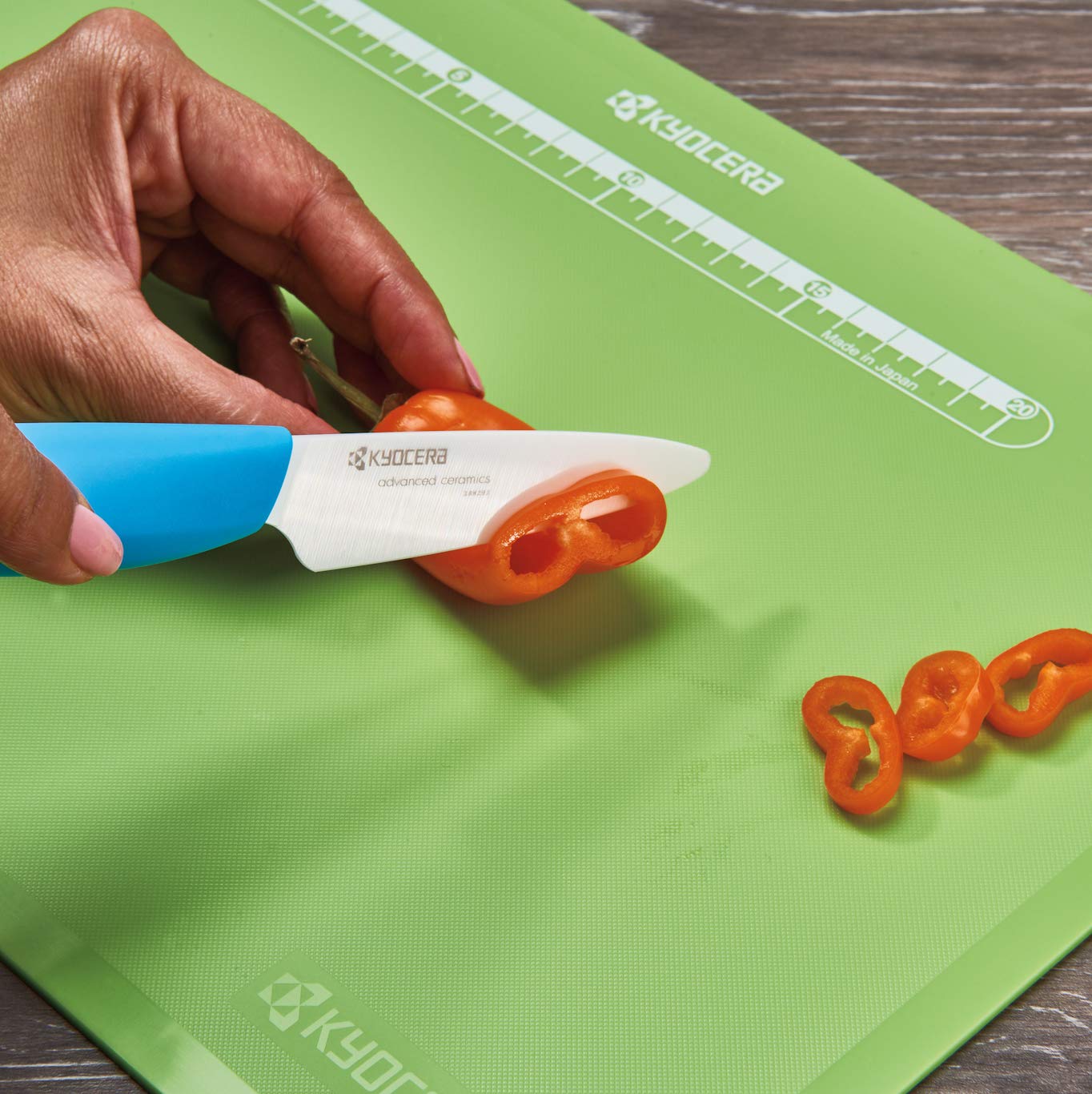 KYOCERA comparaison de taille du couteau d'office à côté d'un fruit pour échelle pratique