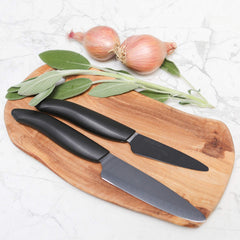 KYOCERA gros plan lame santoku en céramique montrant netteté durable