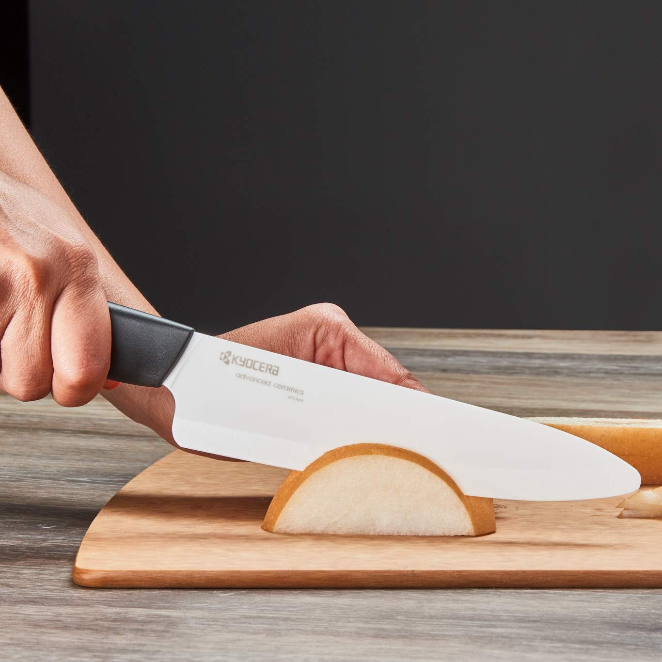 KYOCERA couteau chef en usage tranchant précis sur légumes