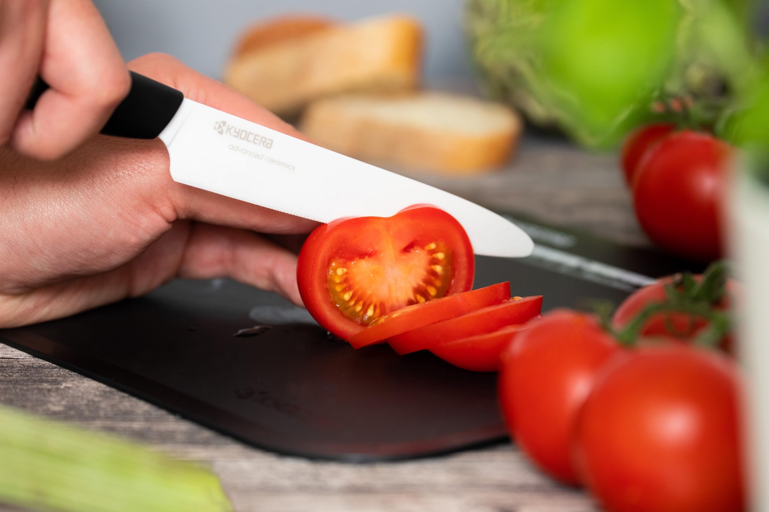 KYOCERA trio de couteaux sur planche montrant polyvalence en cuisine