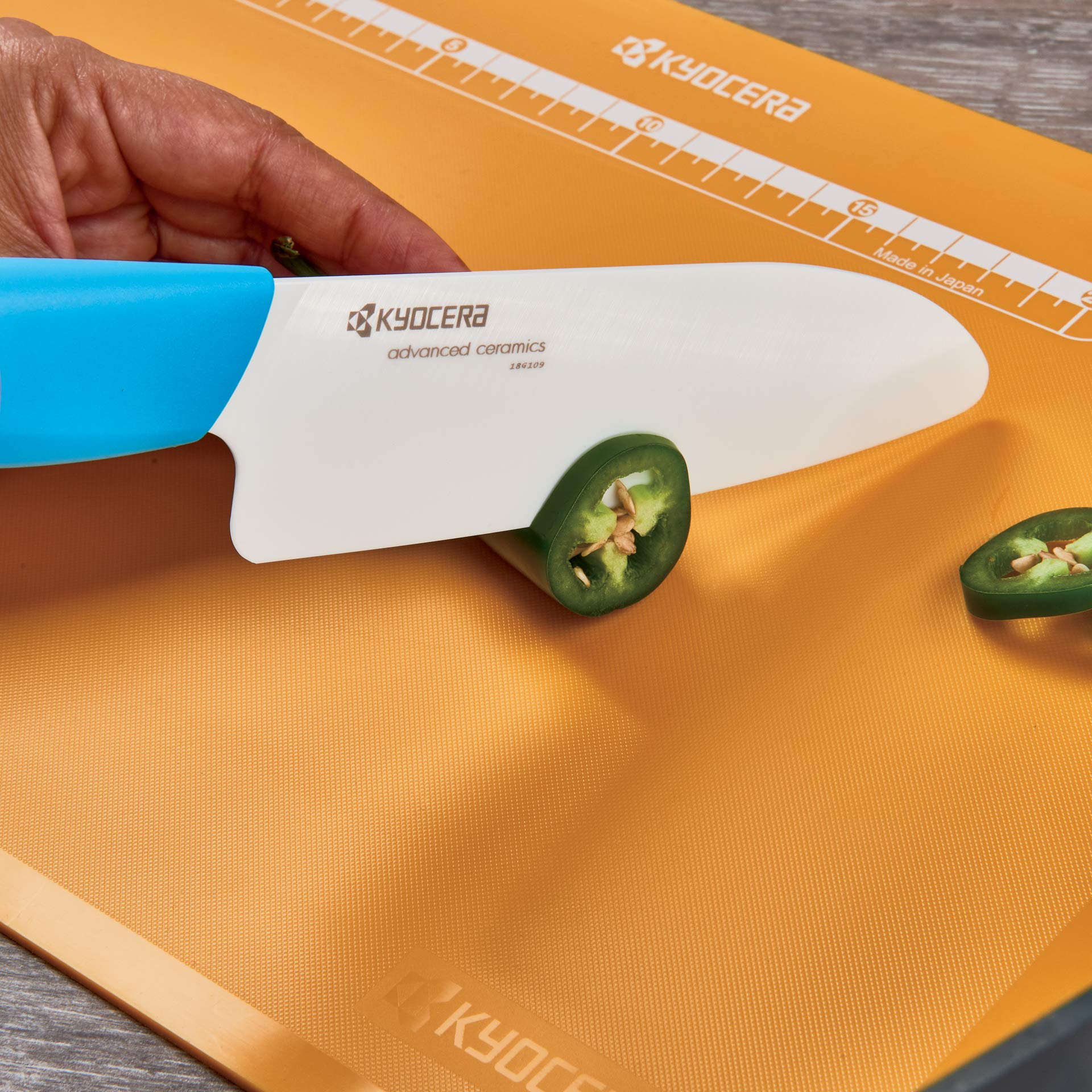 KYOCERA couteau en usage sur planche facilitant éminçage rapide et sans effort
