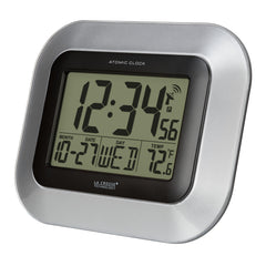 La Crosse Technology horloge en usage dans un salon style polyvalente