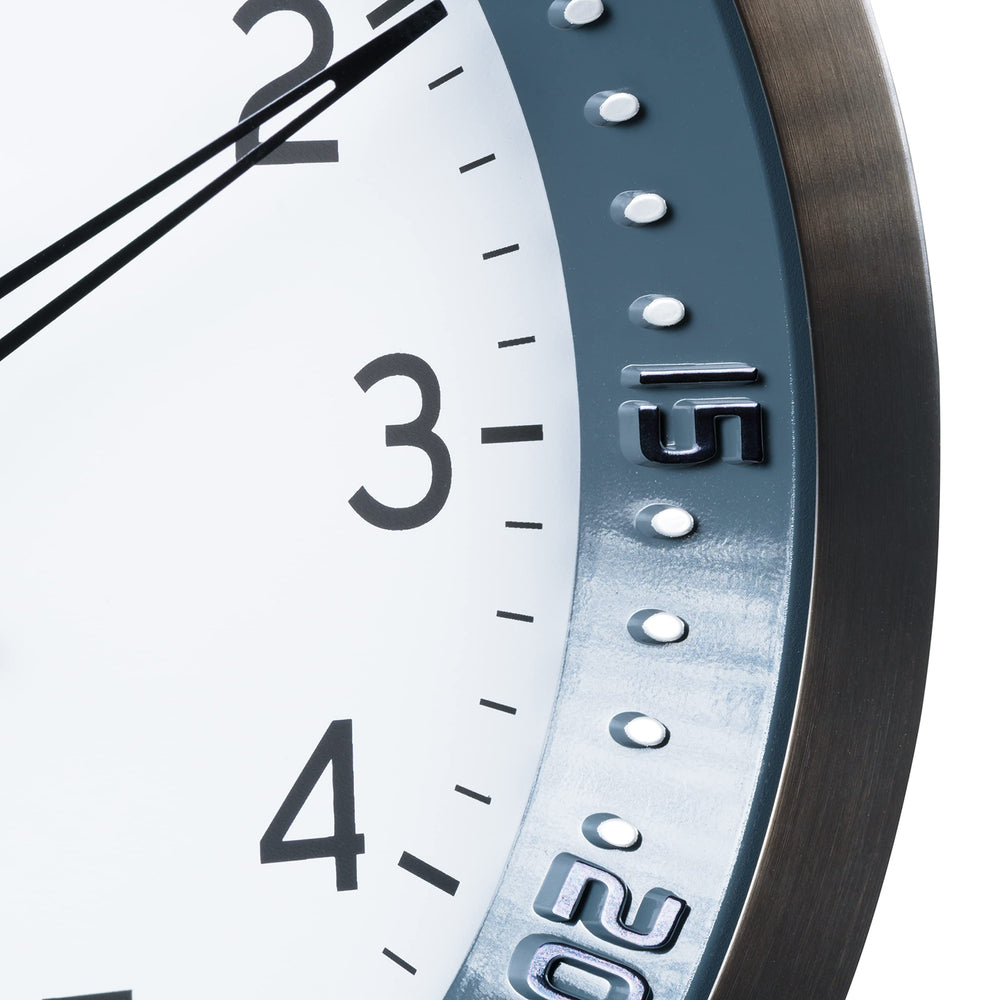 La Crosse Technology horloge installée dans un salon style épuré