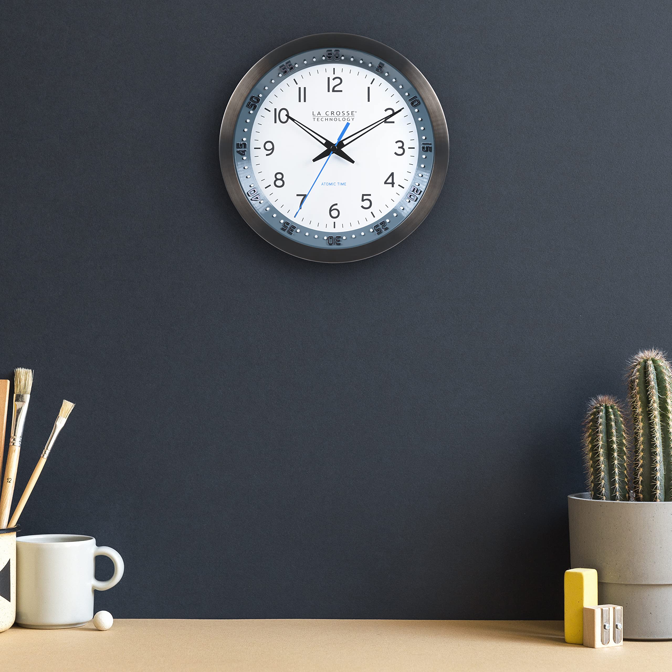 La Crosse Technology horloge à l’échelle 10 pouces comparaison de taille