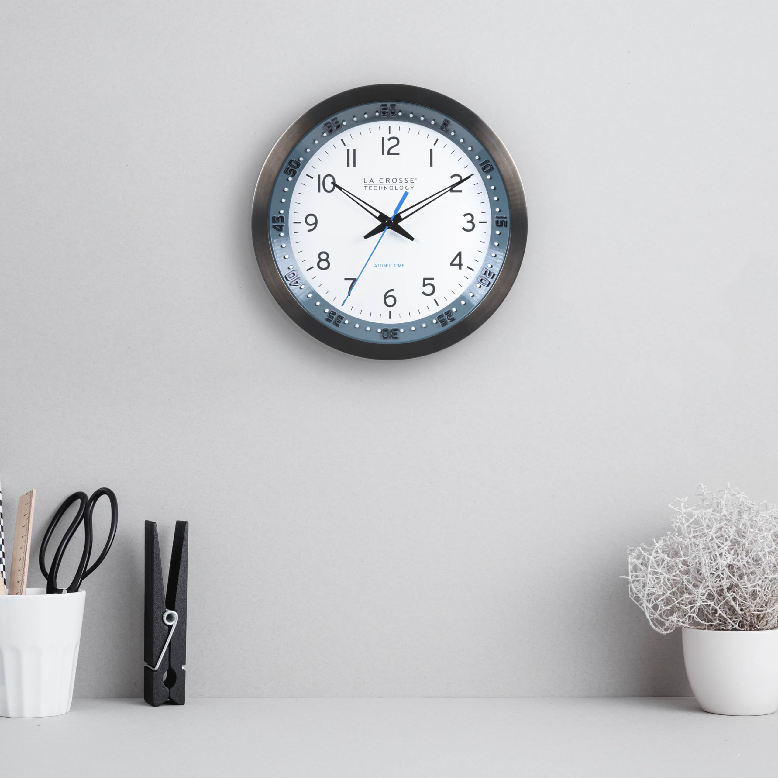La Crosse Technology horloge en milieu industriel robustesse visible