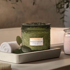 LA JOLIE MUSE bougie allumée en salon créant atmosphère chaleureuse
