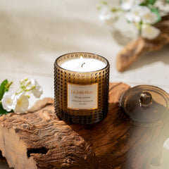LA JOLIE MUSE bougie allumée en salon créant ambiance cosy