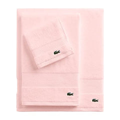 Broderie du crocodile Lacoste visible et nette, ajoutant une touche de marque raffinée