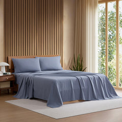 Lacoste ensemble draps Vintage Indigo présenté sur lit, finition élégante