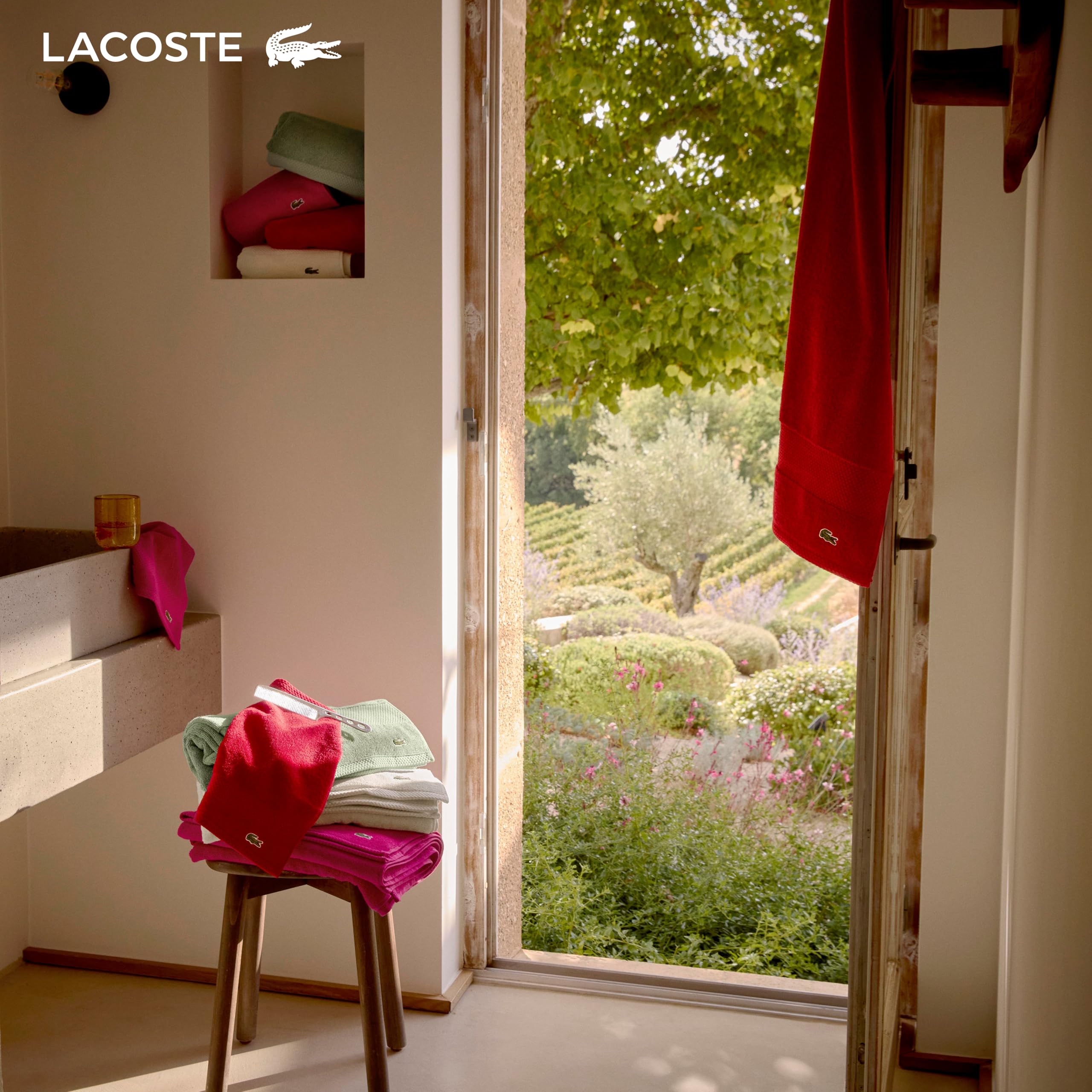 Étiquette d'entretien Lacoste illustrant les conseils pour prolonger la durée de vie
