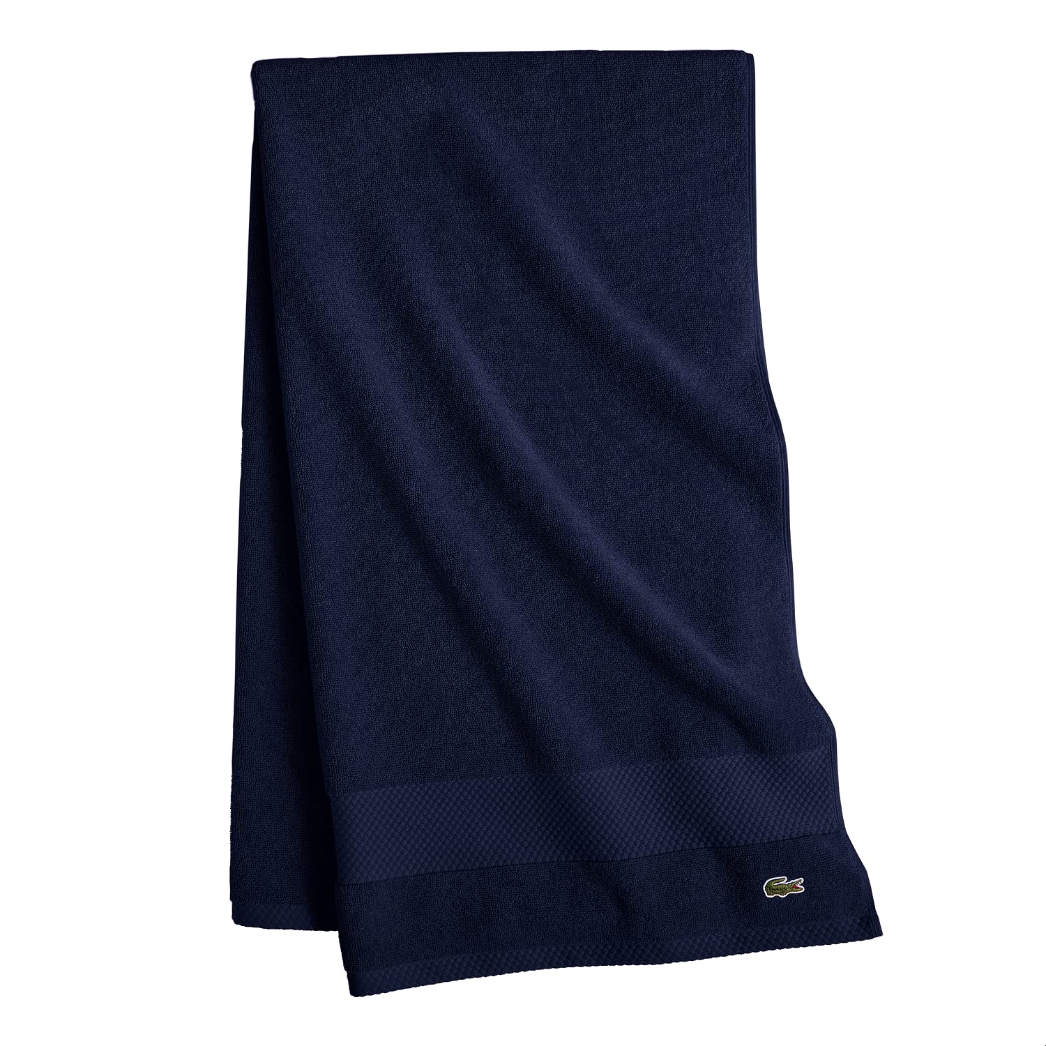 Vue rapprochée du bord piqué Lacoste indiquant finitions nettes et tenue