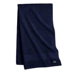 Vue rapprochée du bord piqué Lacoste indiquant finitions nettes et tenue