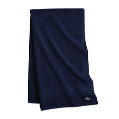 Serviette Lacoste Heritage navy présentée à plat, style élégant et absorbant