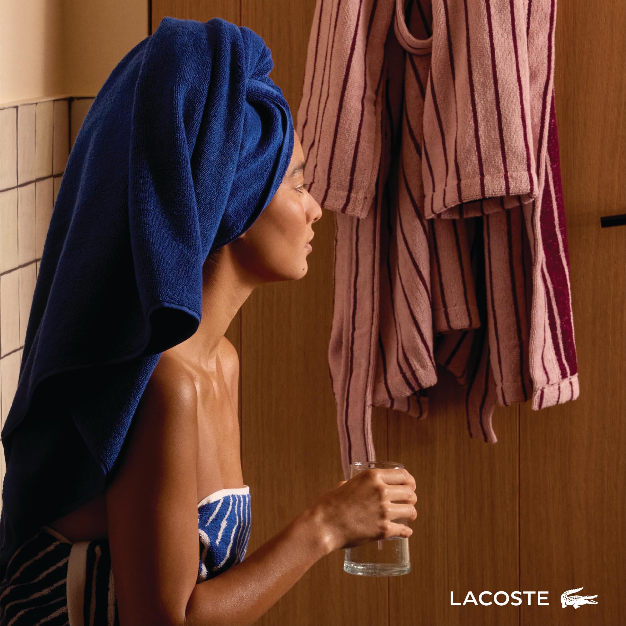 Morceau de serviette Lacoste montrant capacité d'absorption et séchage rapide